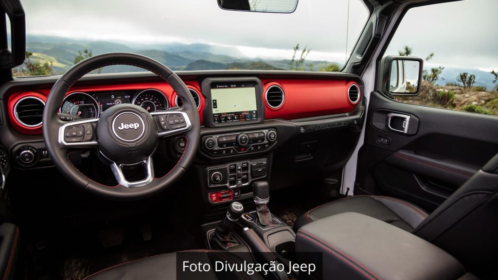 Jeep Wrangler 2023 vem com uma central multimídia de 8,4 polegadas