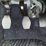 Desengatar o carro na descida
