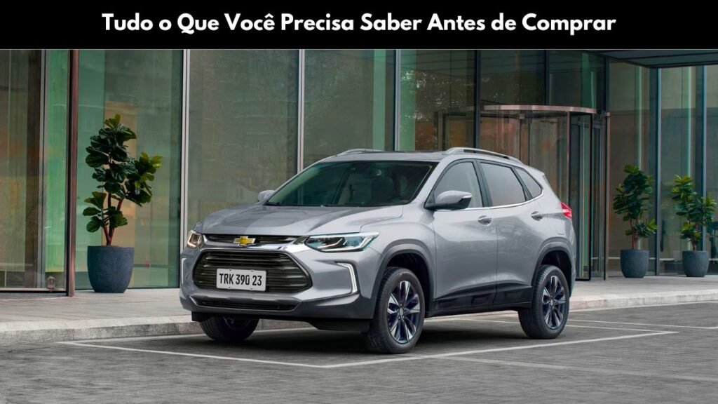 Imagem do SUV Tracker estacionado em frente a um prédio moderno, destacando seu design arrojado e sofisticado.