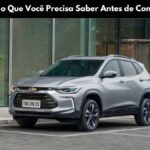 Imagem do SUV Tracker estacionado em frente a um prédio moderno, destacando seu design arrojado e sofisticado.