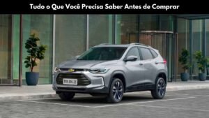 Imagem do SUV Tracker estacionado em frente a um prédio moderno, destacando seu design arrojado e sofisticado.