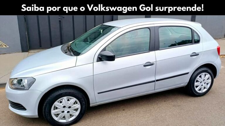 Volkswagen Gol prata estacionado, destacando o design clássico e confiável do modelo.