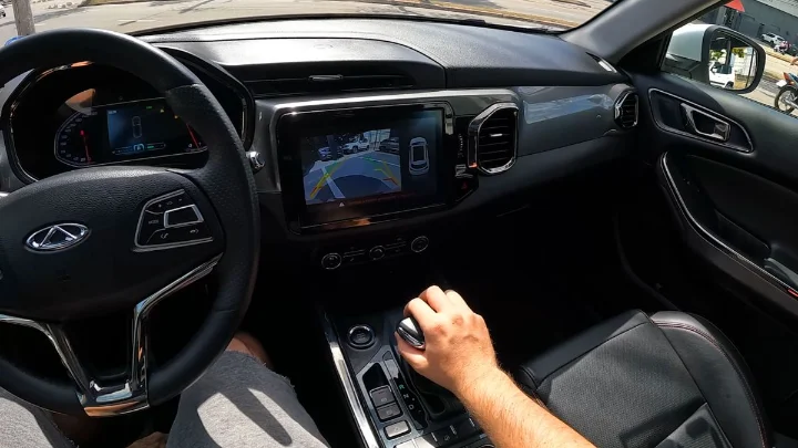 Interior de SUV com central multimídia, ilustrando carros usados que mais desvalorizam no Brasil