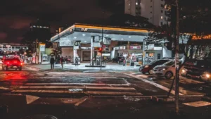 Posto de gasolina à noite em cenário urbano, representando a busca pelo carro mais econômico do Brasil.
