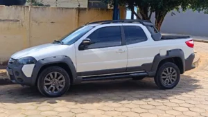 Fiat Strada usada carregando ferramentas e materiais de trabalho em frente a uma obra
