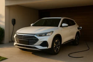 BYD Song Plus híbrido plug-in conectado a um carregador em garagem residencial