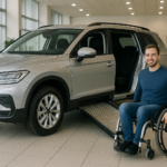 Carro PCD adaptado com rampa de acessibilidade em concessionária