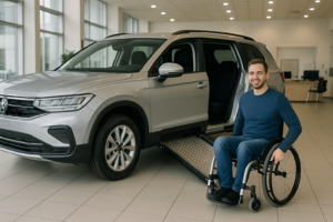Carro PCD adaptado com rampa de acessibilidade em concessionária