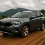 Tração 4x4 para estrada de terra em SUV subindo trecho rural molhado