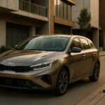Kia K3 hatchback moderno em ambiente urbano